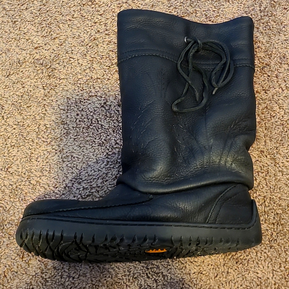 Manitobah leather mukluks Size 7 ladies black boots